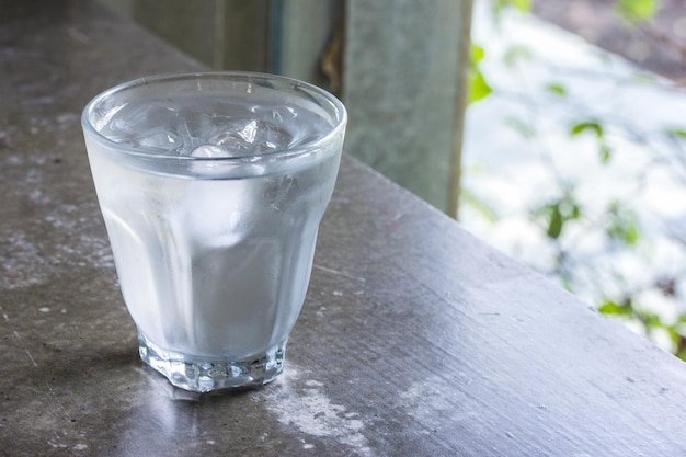 Vaso de agua con un poco de hielo