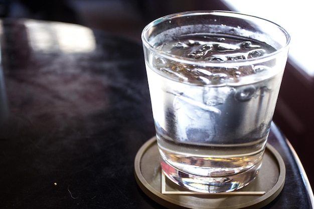 Vaso de agua con un poco de hielo