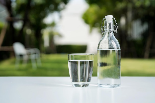 Un vaso de agua potable y una botella de agua