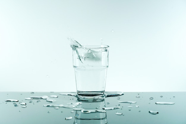 Vaso de agua pura con cubitos de hielo.