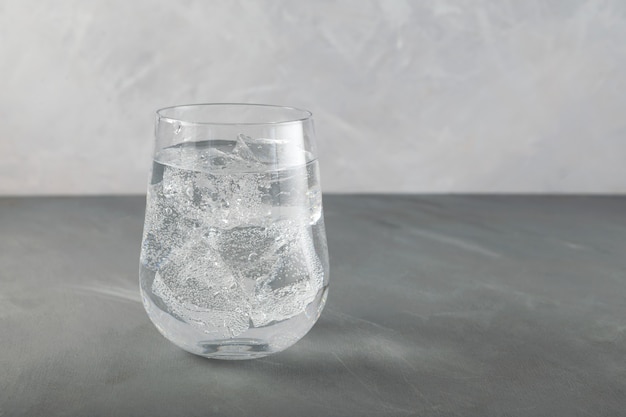 Vaso de agua pura con gas con hielo, primer plano