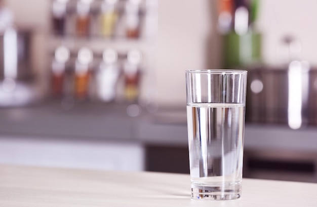 Vaso de agua pura en la mesa de la cocina