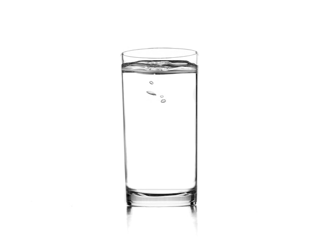 Un vaso de agua pura sobre un fondo blanco