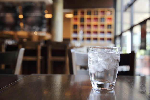 Vaso de agua en el restaurante