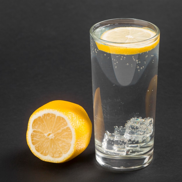 Vaso de agua con una rodaja de limón saludable