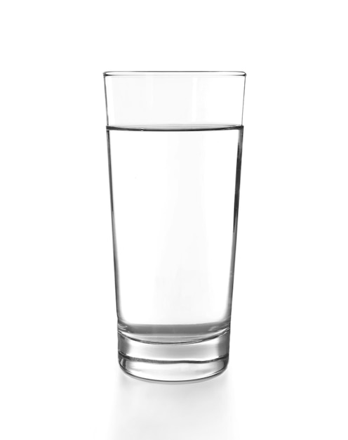 Vaso de agua sobre el fondo blanco de cerca