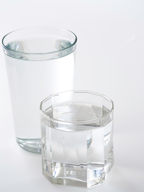 Vaso de agua sobre un fondo blanco