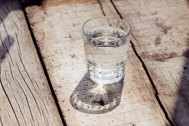 Vaso de agua sobre fondo de madera