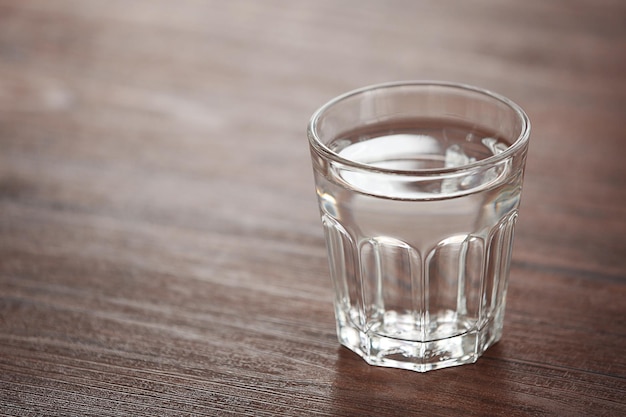 Vaso de agua sobre fondo de madera