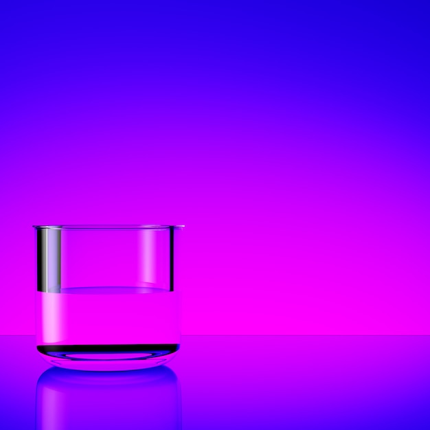 Vaso con agua sobre fondo morado