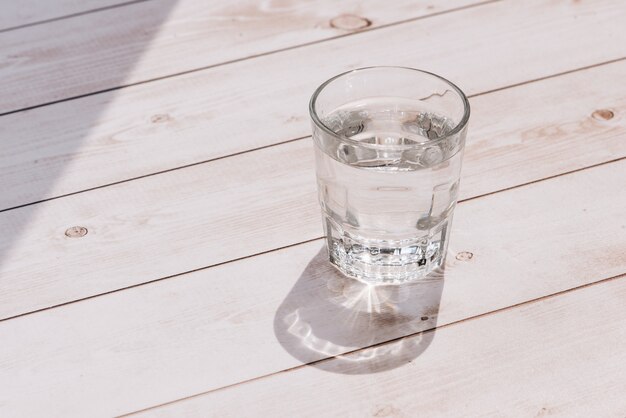 Vaso de agua sobre una mesa en un restaurante