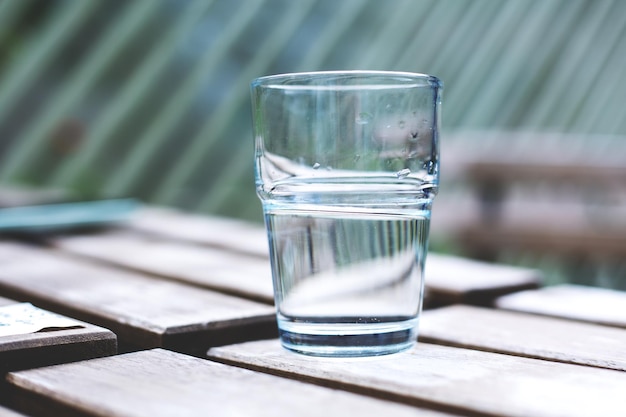 Vaso de agua sobre la mesa