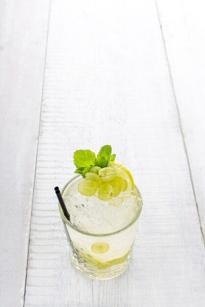 Vaso de agua con uva y hielo.