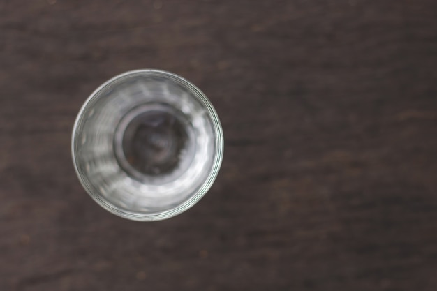 Vaso de agua vacía sobre fondo de madera