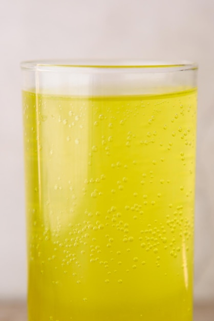 Vaso de agua con vitamina c de cerca