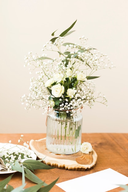 Vaso alto ângulo com flores