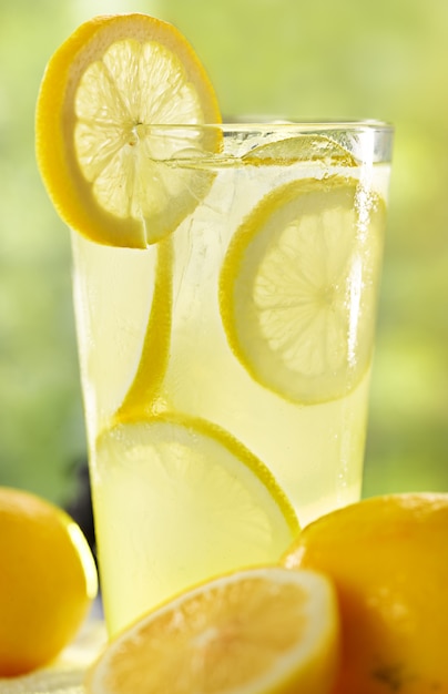 vaso alto de limonada fresca sobre fondo de verano