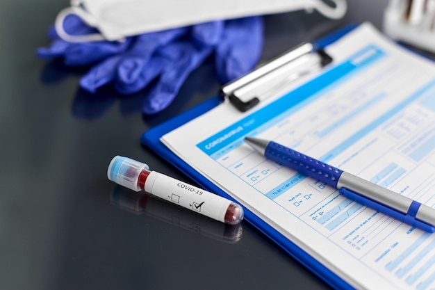 vaso con análisis de sangre de coronavirus en el hospital