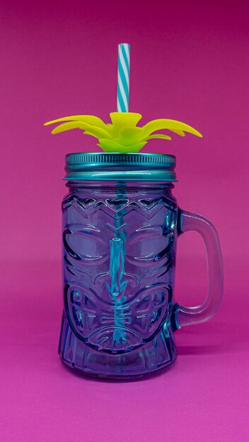 vaso azul tropical con pajita y tapa.