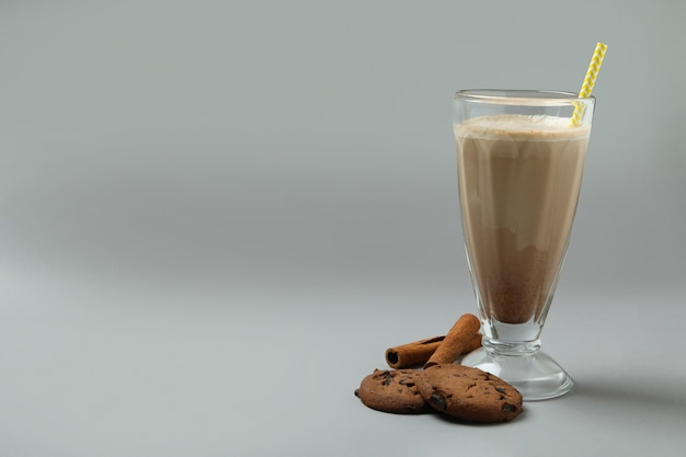 Vaso de batido de chocolate con galletas y canela