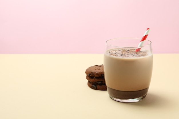 Vaso de batido de chocolate y galletas de mesa beige