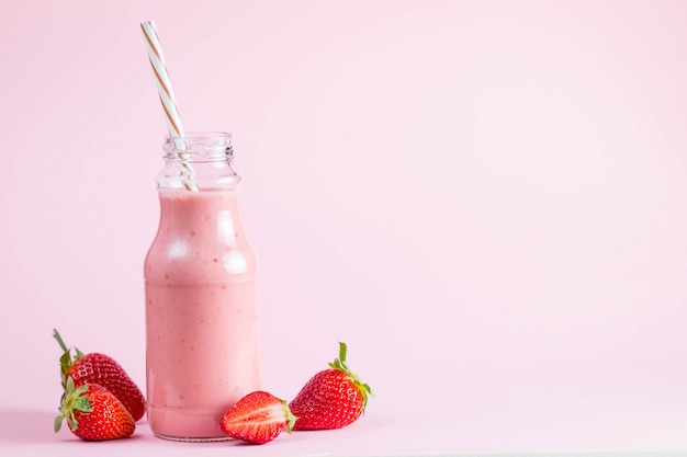 Vaso de batido de fresa fresco, batido y fresas frescas