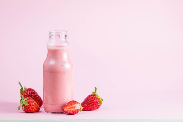 Vaso de batido de fresa fresco, batido y fresas frescas