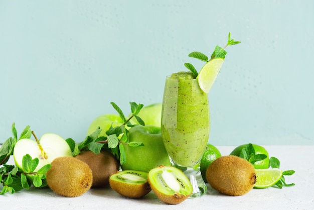 Un vaso de batido de frutas verdes frescas sobre la mesa