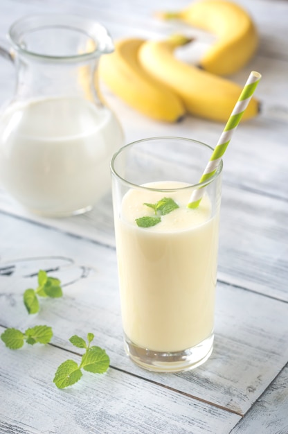 Vaso de batido de leche de plátano