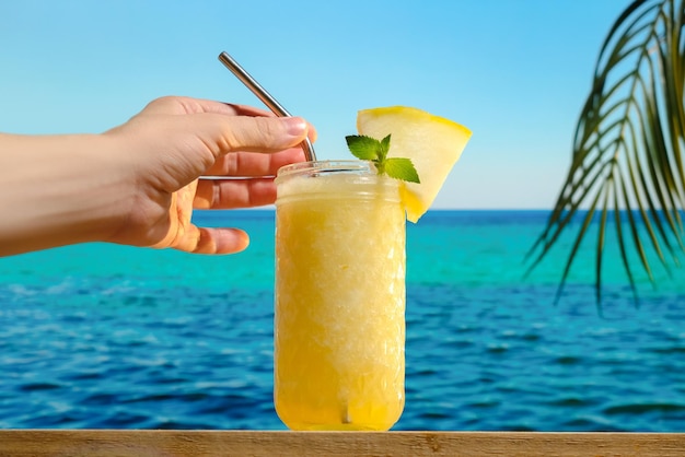 Vaso de batido de melón en el bar de la playa tropical