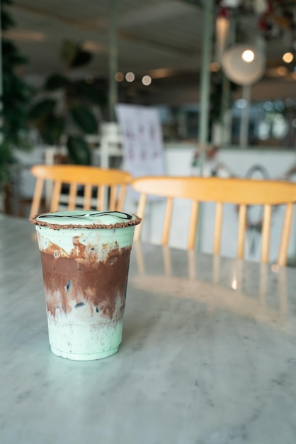 Vaso de batido de menta con chocolate helado