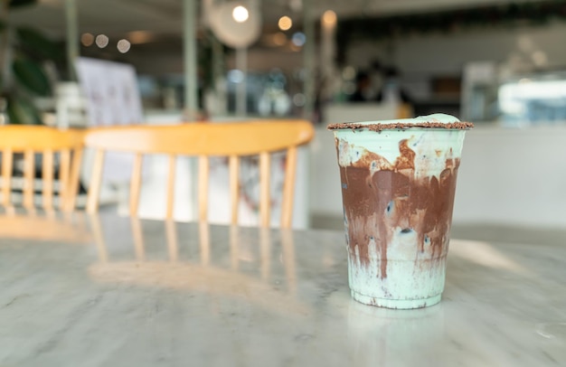 Vaso de batido de menta con chocolate helado