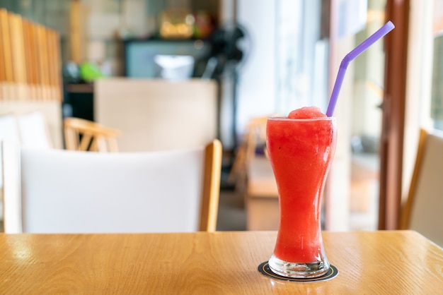 Vaso de batido de mezcla de sandía en café restaurante