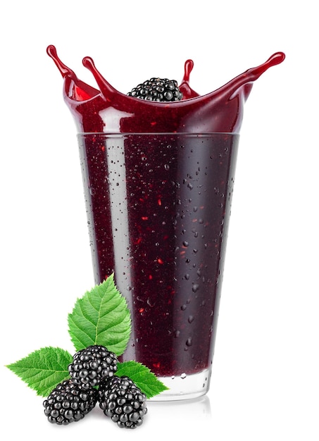 vaso de batido de moras con salpicaduras aisladas sobre un fondo blanco