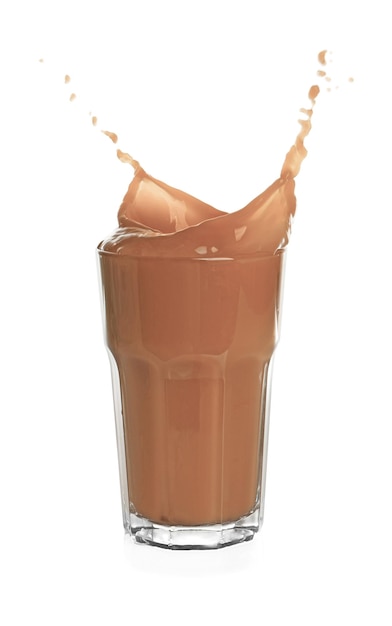 Vaso de batido de proteína fresca sobre fondo blanco.