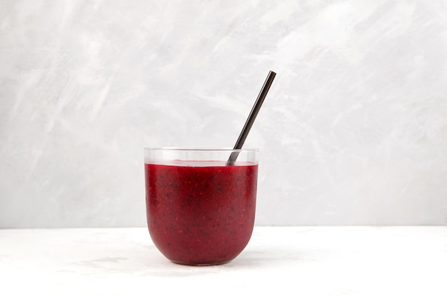 Vaso de batido rojo orgánico de frutas y bayas Cóctel refrescante saludable vitaminas aguanieve bebida