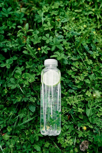 Foto vaso para beber con botella de agua