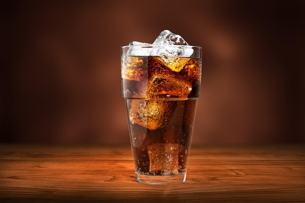 Vaso de bebida alcohólica con cola, hielo