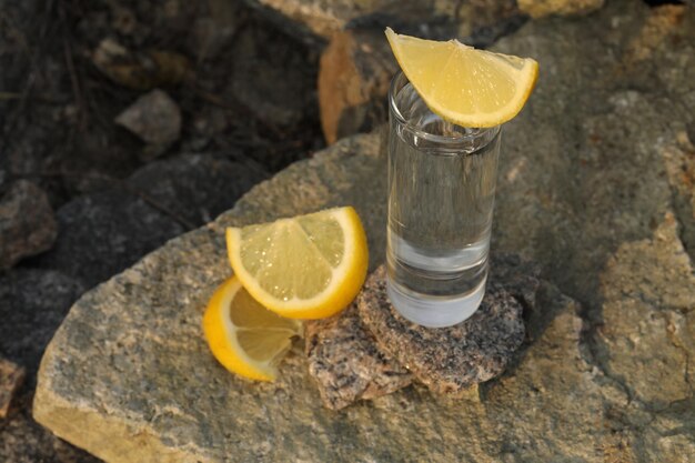 vaso de bebida alcohólica con fondo de piedra