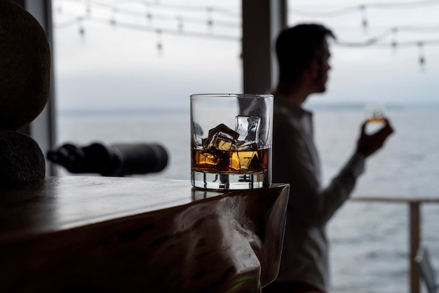 Un vaso de bebida alcohólica en interiores