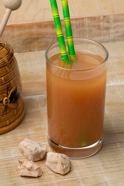 Vaso con bebida Baobab de cerca