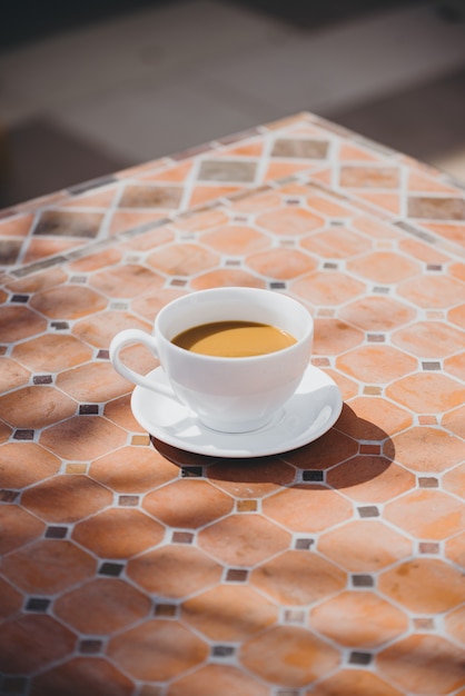 Vaso de bebida caliente a la hora del desayuno, puede ser café o cacao. Con un ambiente informal. siéntete relajado y cálido.