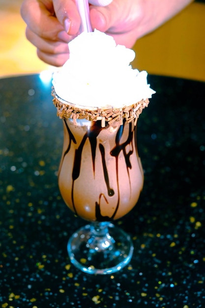 Un vaso de bebida de chocolate con crema batida