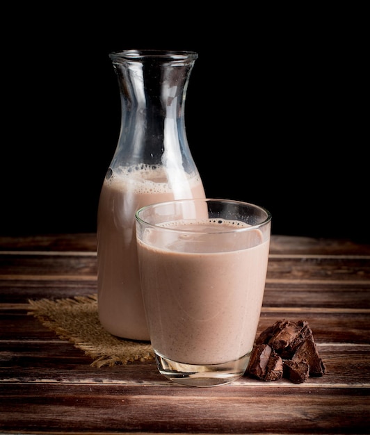 Foto un vaso de bebida en la mesa.