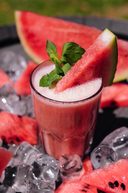 Vaso de bebida refrescante sabrosa con sandía en hielo