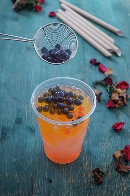 Vaso con bebida refrescante té de burbujas con hielo