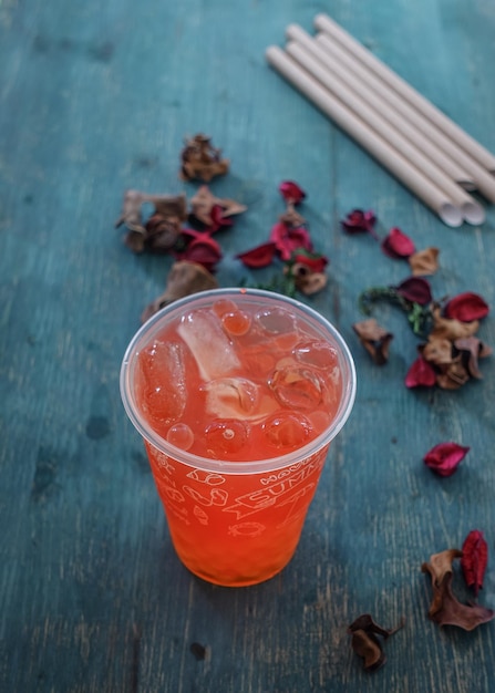 Vaso con bebida refrescante té de burbujas con hielo