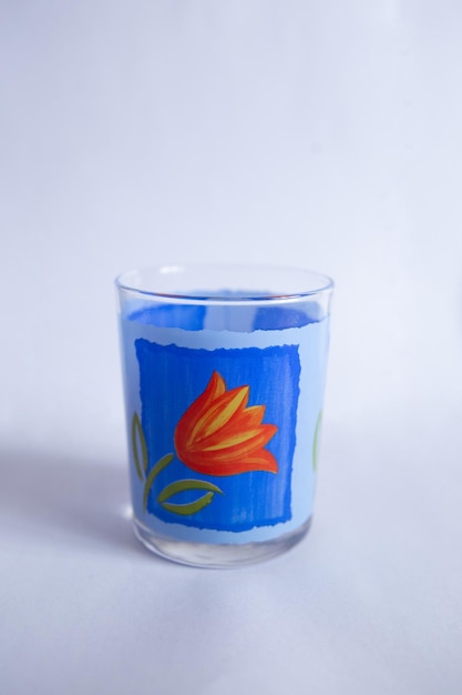 Un vaso para bebidas con estampados de flores.