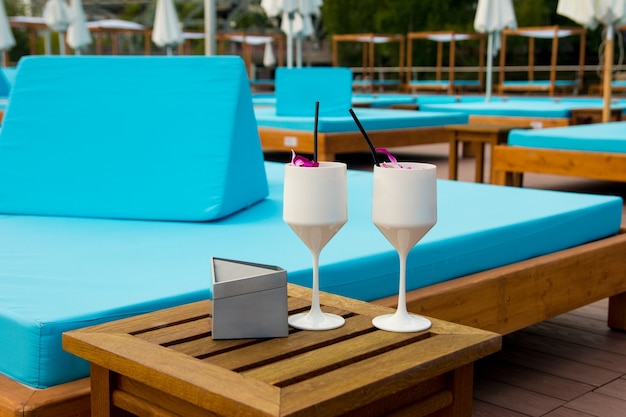 Un vaso blanco con una bebida en el fondo de la piscina. Bebida de playa sin alcohol en el resort.