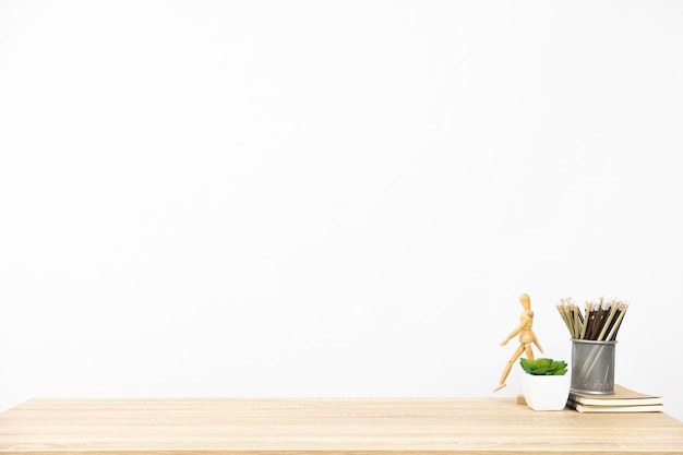 Foto vaso blanco en la mesa contra la pared